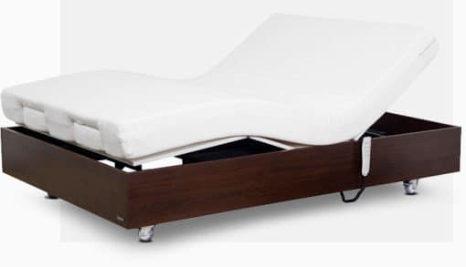 1. Cama articulada motorizada branca com apoio para os pés, ideal para conforto e suporte em cuidados domiciliares. 2. Cama branca ajustável com apoio para os pés, perfeita para oferecer conforto e alívio em ambientes de cuidado. 3. Cama motorizada branca com descanso para os pés, projetada para proporcionar conforto e suporte em situações de recuperação.