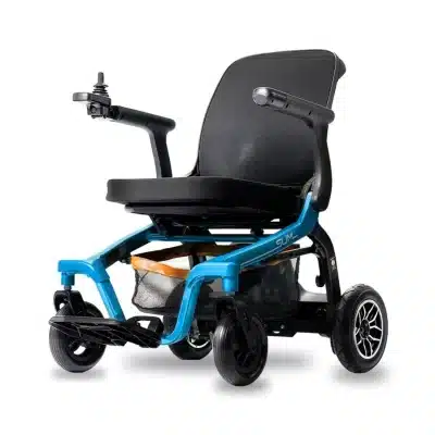 Cadeira de Rodas Motorizada Robooter Power Lite dobrável, com estrutura leve, joystick digital e rodas grandes para mobilidade urbana e conforto.